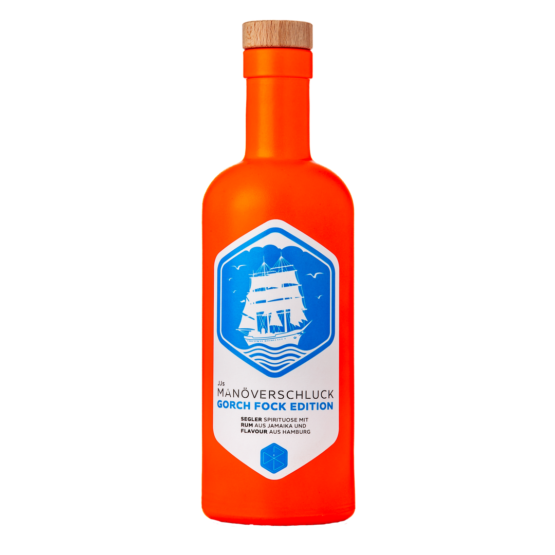 Orange Flasche. Als Sonderedition mit demSegelschulschiff Gorch Fock Silhouette im Logo von JJs Manöverschluck.